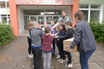 Preisübergabe an der Kirchschule Hövelhof vor Ort (© Kreis Paderborn) Preisübergabe an der Kirchschule Hövelhof vor Ort (© Kreis Paderborn)